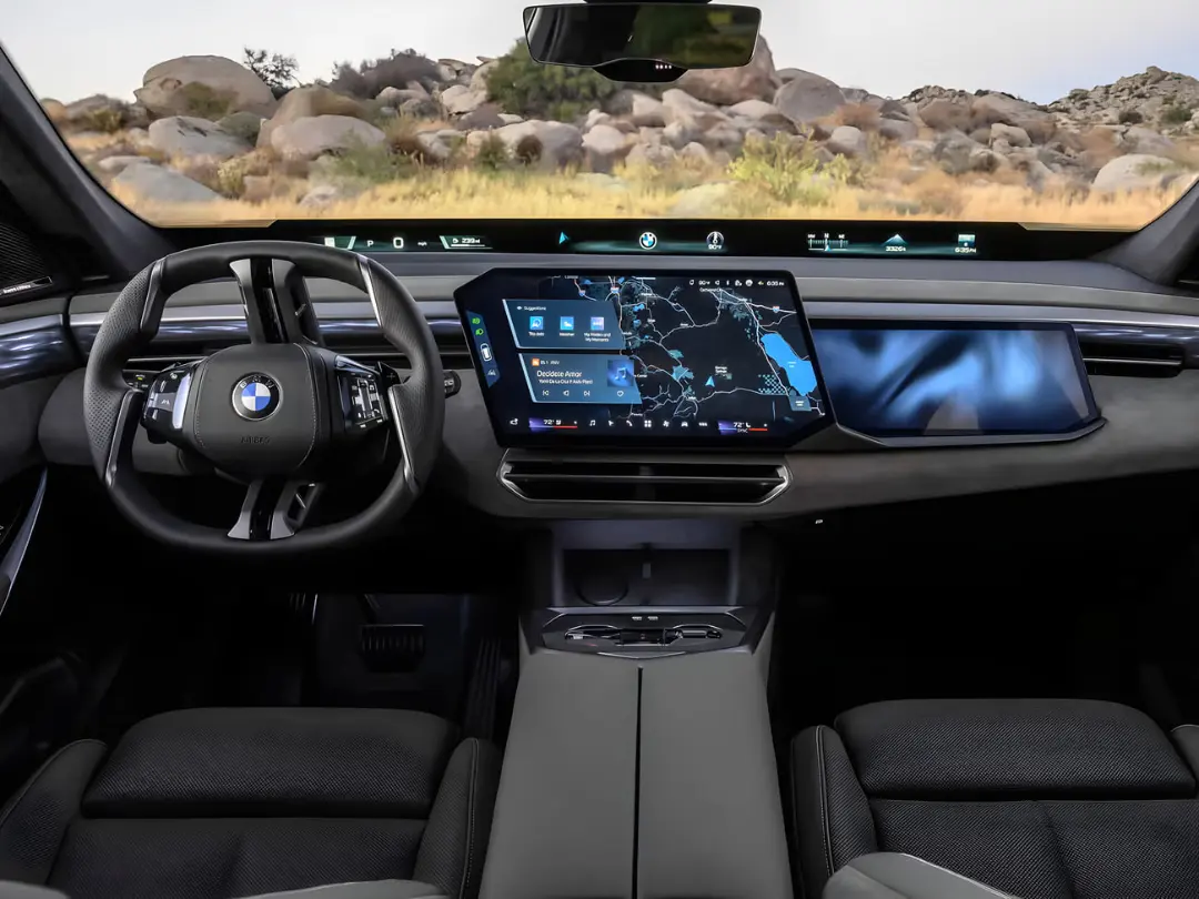 نمای داخلی و داشبورد دیجیتال خودروی بی‌ام‌و X5 (BMW X5) با نمایشگرهای چندگانه