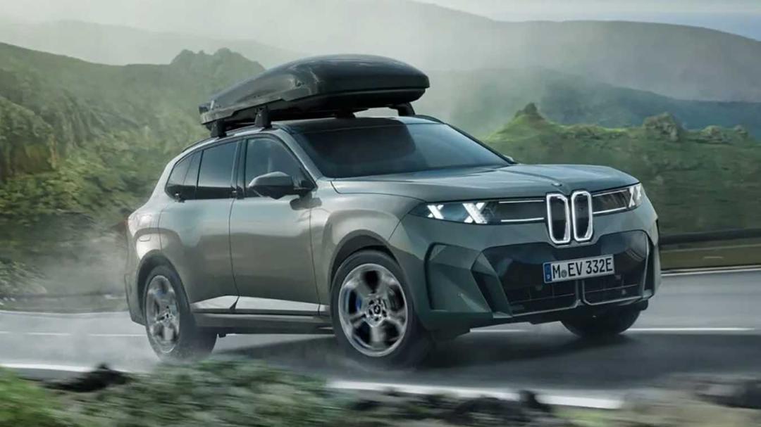شاسی‌بلند بی‌ام‌و X5 (BMW X5) مجهز به باکس سقفی و باربند