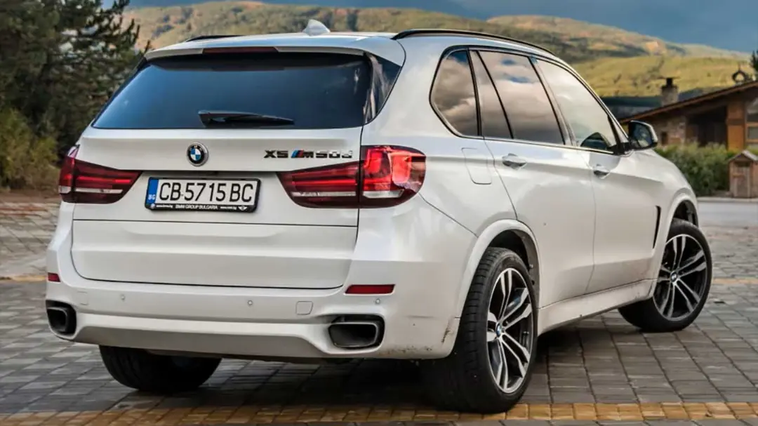 خودرو بی‌ام‌و (BMW) مدل X5 M50d سفید در فضای باز