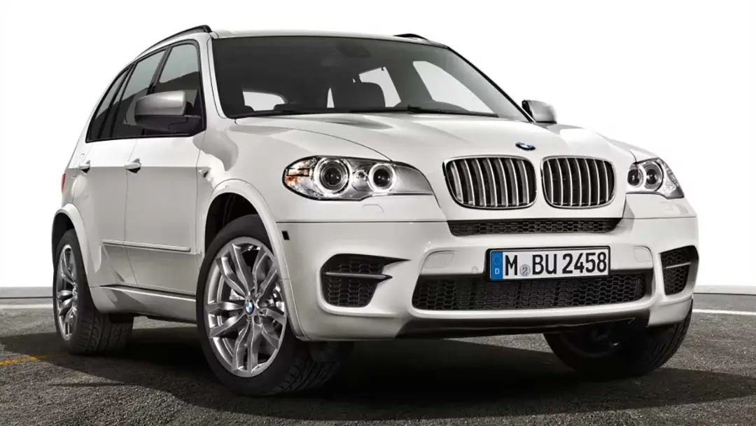 خودرو بی‌ام‌و (BMW) مدل X5 سفید با رینگ‌های آلیاژی در نمای سه چهارم