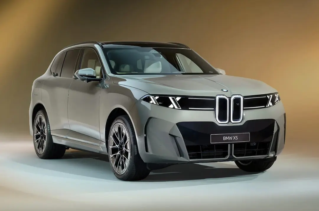 خودرو بی‌ام‌و X5 (BMW X5) نسل جدید با طراحی جلو و بدنه نقره‌ای