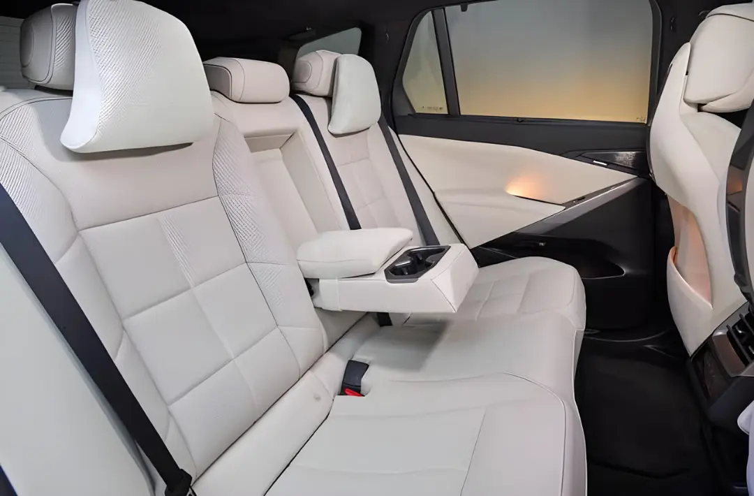 صندلی‌های چرمی سفید ردیف عقب خودروی بی‌ام‌و X5 (BMW X5)