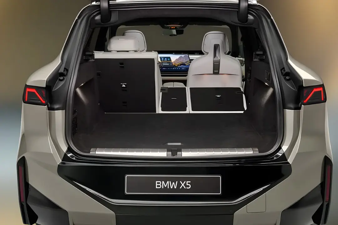 فضای صندوق عقب و صندلی‌های عقب خودروی بی‌ام‌و X5 (BMW X5)