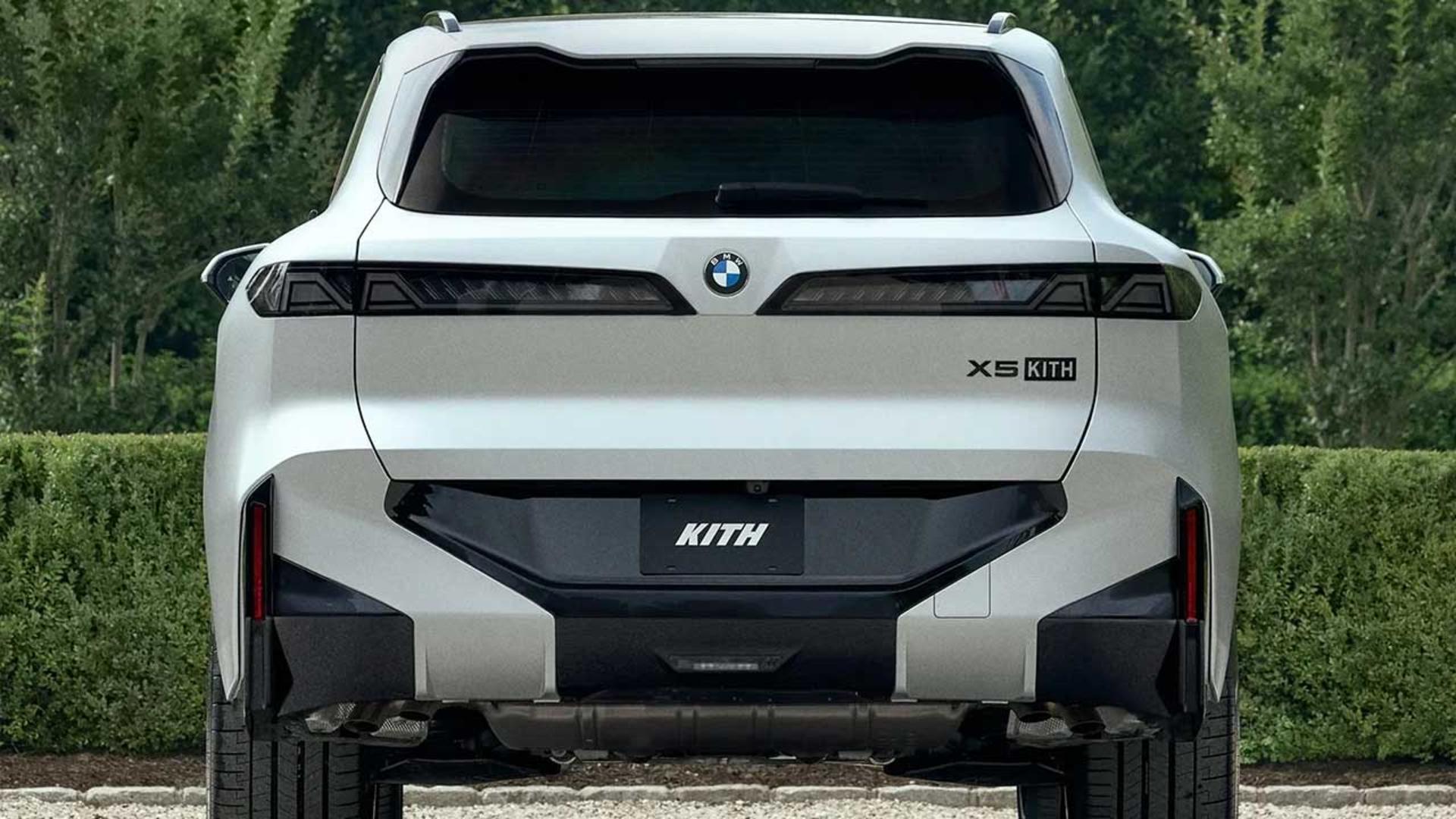 بخش عقب خودروی بی‌ام‌و X5 (BMW X5) با طراحی مدرن و لوگوی KITH