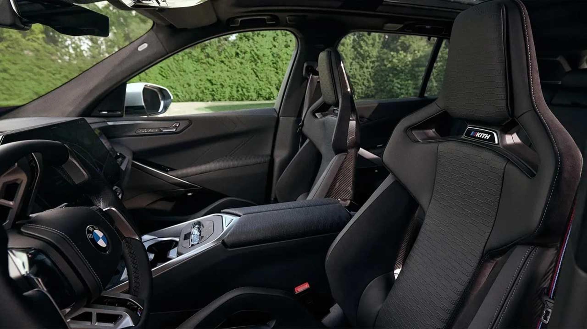 کابین داخلی خودروی بی‌ام‌و (BMW) X5 با صندلی‌های اسپرت مشکی