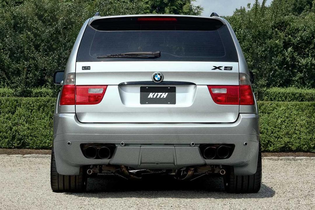 بخش عقب خودروی بی‌ام‌و X5 (BMW X5) با نشان KITH و اگزوزهای چهارگانه