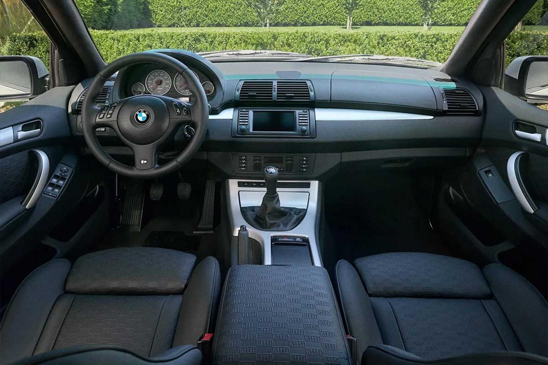 داشبورد و صندلی‌های خودروی بی‌ام‌و (BMW) X5 نسل اول با طراحی کلاسیک