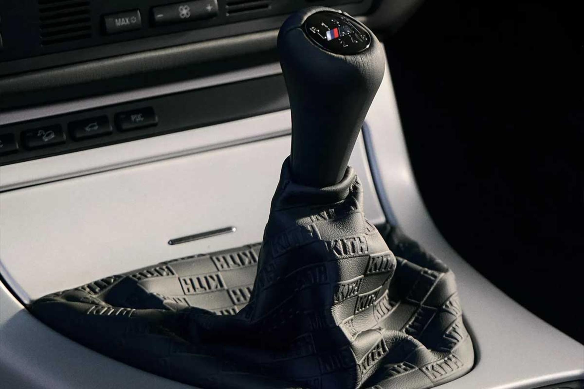 دنده دستی (Gear Shift) مدل M در کابین خودروی بی‌ام‌و X5 (BMW X5)