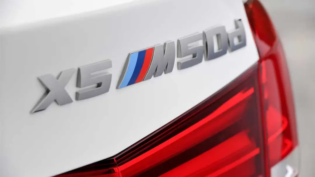 نشان مدل X5 M50d (BMW X5 M50d) روی بدنه سفید خودرو