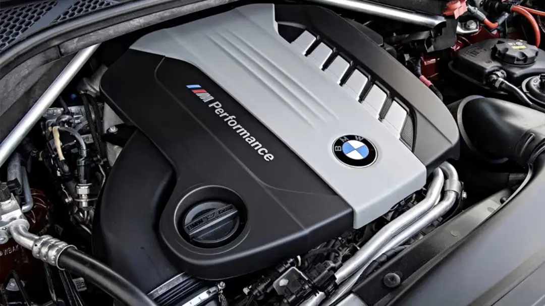 موتور دیزلی با پوشش BMW M Performance در محفظه موتور خودرو