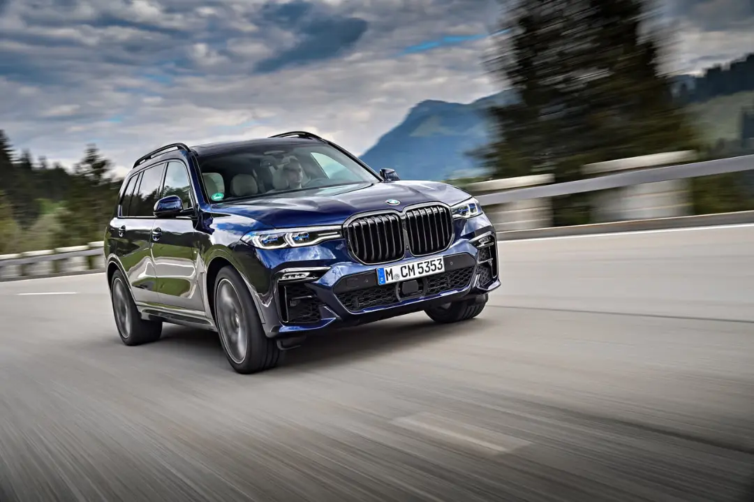 خودرو ب‌ام‌و X7 (BMW X7) در حال حرکت در جاده‌ای کوهستانی