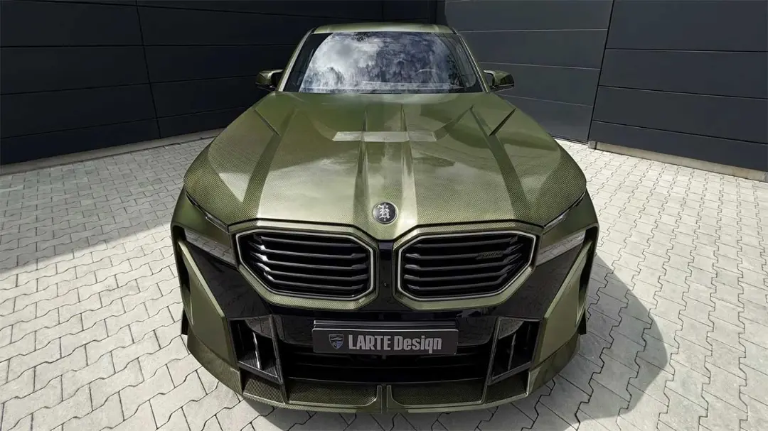خودرو بی‌ام‌و XM (BMW XM) با بدنه سبز مات و پکیج تیونینگ لارته دیزاین (Larte Design)
