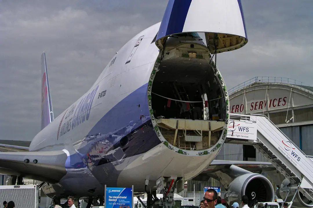 هواپیمای باربری بوئینگ (Boeing 747) با دماغه باز در فرودگاه