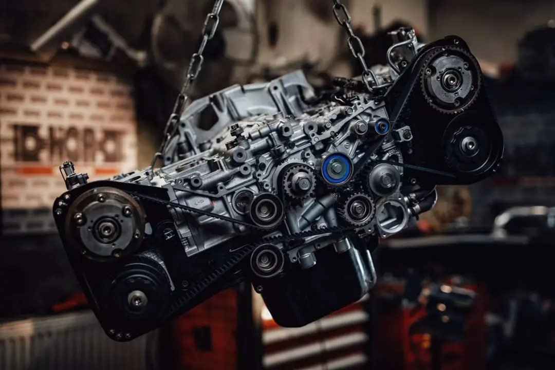 موتور بوکسر (Boxer Engine) با تسمه‌ها و چرخ‌دنده‌ها در تعمیرگاه