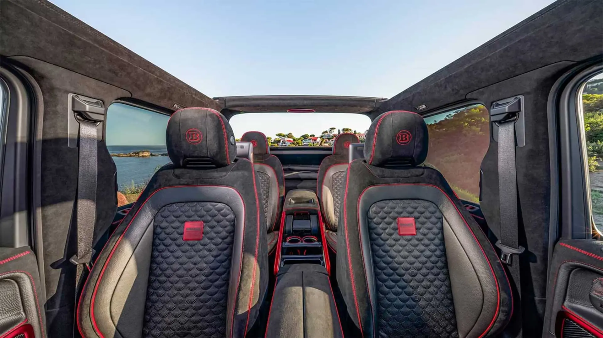 صندلی‌های چرمی و آلکانتارا خودروی برابوس ۹۰۰ راکت (Brabus 900 Rocket) با دوخت قرمز