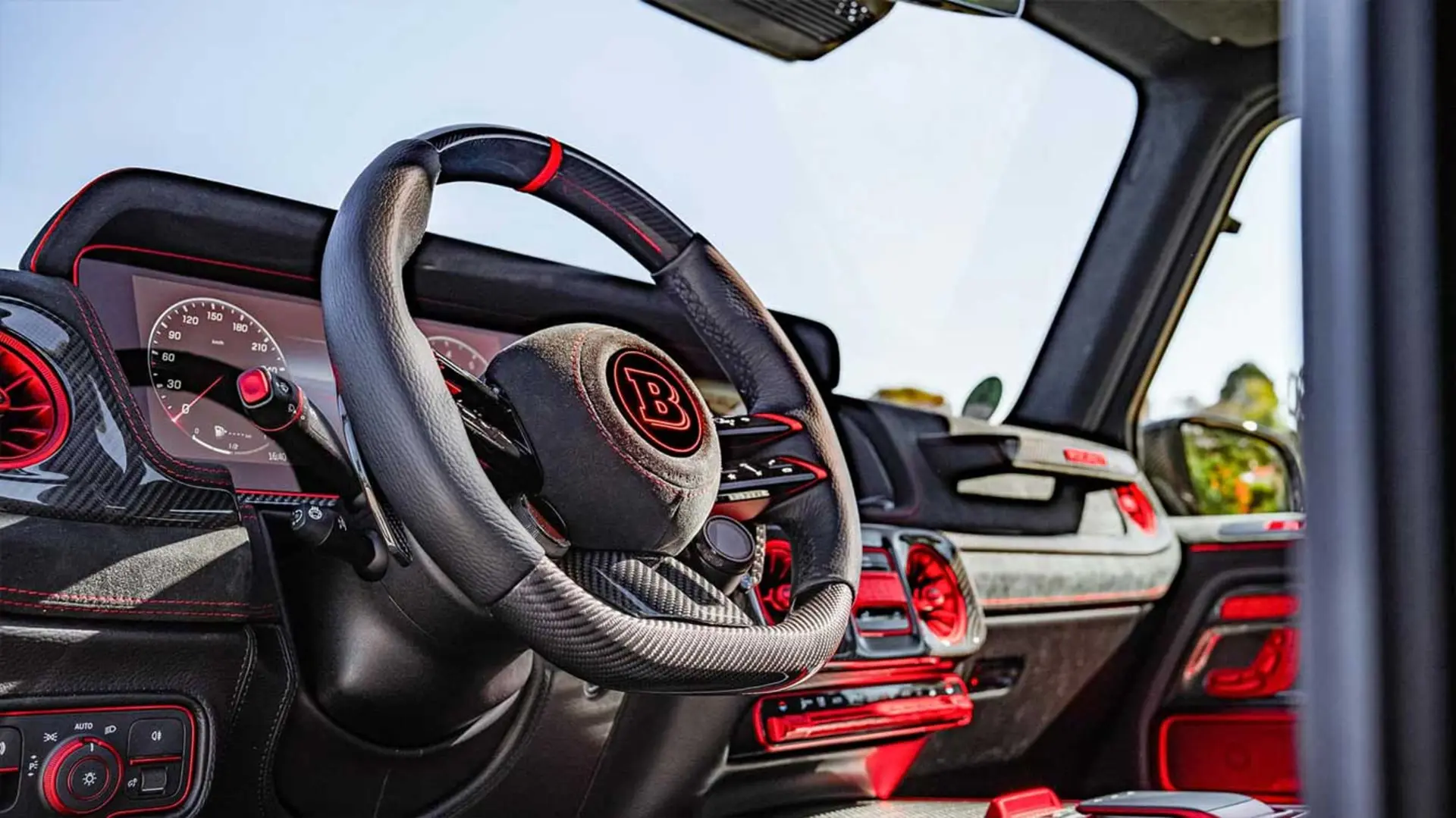 نمای داخلی خودروی لوکس برابوس ۹۰۰ راکت (Brabus 900 Rocket) با فرمان چرمی