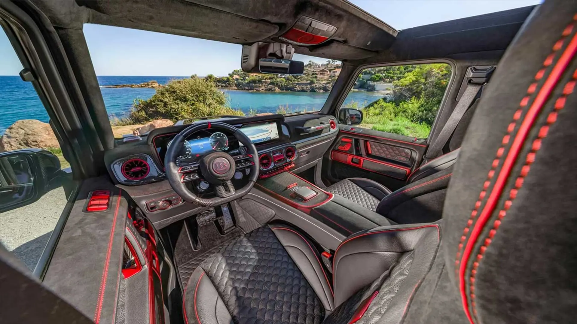 کابین خودروی لوکس برابوس ۹۰۰ راکت (Brabus 900 Rocket) با طراحی مشکی و قرمز