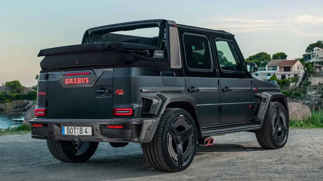 خودروی برابوس ۹۰۰ راکت (Brabus 900 Rocket) مدل کابریو با رنگ مشکی مات