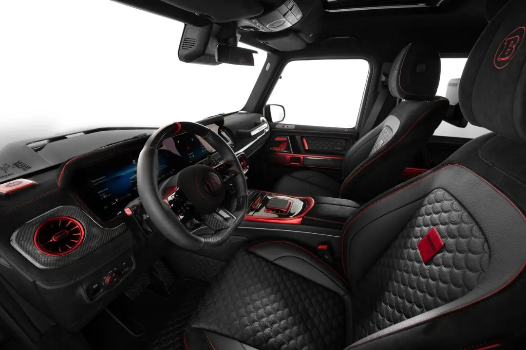 کابین خودروی برابوس P 900 راکت ادیشن (Brabus P 900 Rocket Edition) با صندلی‌های چرمی مشکی و دوخت قرمز