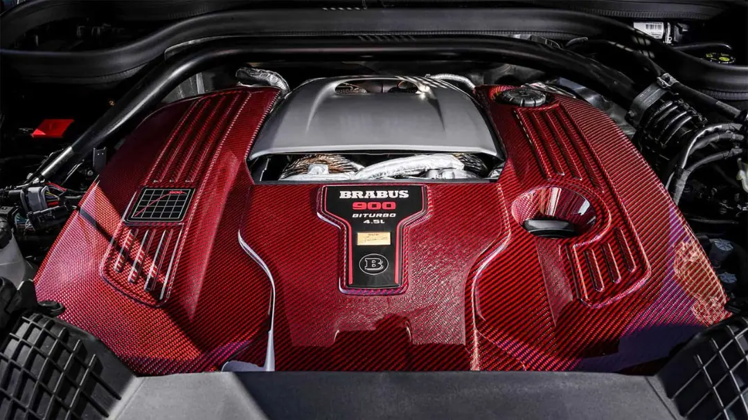 موتور V8 توئین‌توربو (Biturbo) برابوس (Brabus) با پوشش فیبرکربن قرمز در خودروی G کلاس