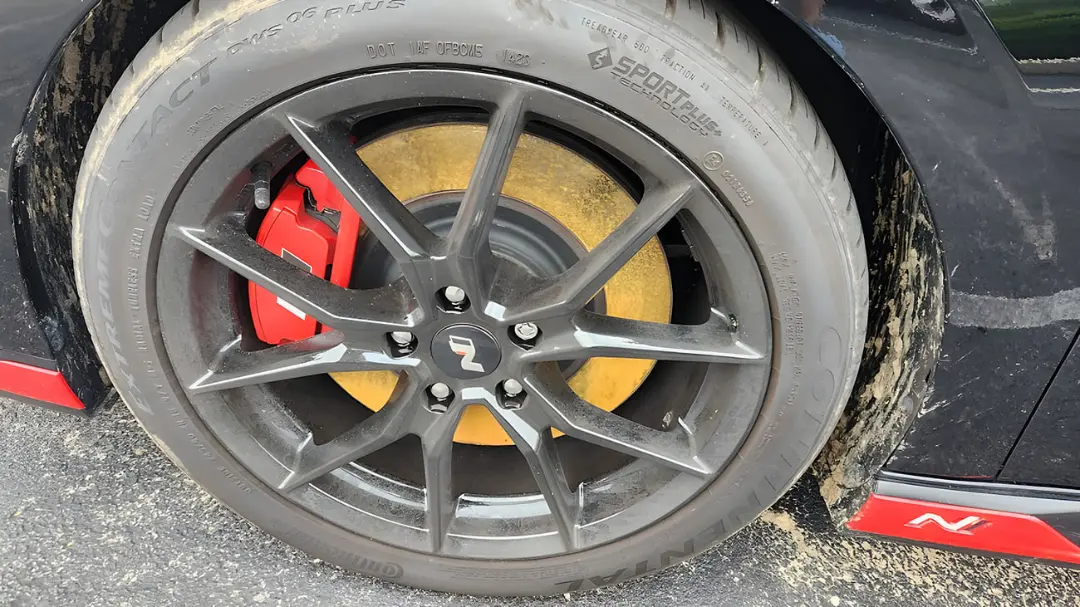 دیسک ترمز (Brake Disc) زنگ‌زده پشت رینگ مشکی خودرو