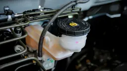 مخزن روغن ترمز (Brake Fluid Reservoir) در محفظه موتور خودرو