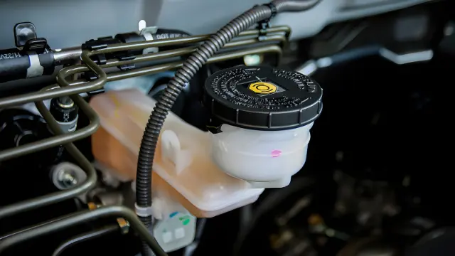 مخزن روغن ترمز (Brake Fluid Reservoir) در محفظه موتور خودرو
