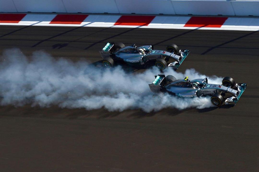 قفل شدن ترمز ماشین مسابقه