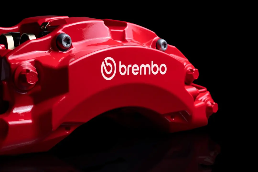 کالیپر ترمز قرمز رنگ برند برمبو (Brembo) با لوگوی سفید