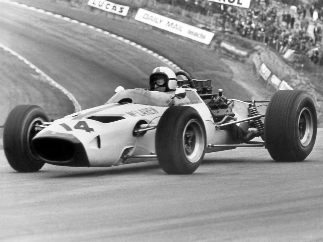 ماشین مسابقه‌ای فرمول یک (Formula One) با شماره ۱۴ در حال حرکت در پیست
