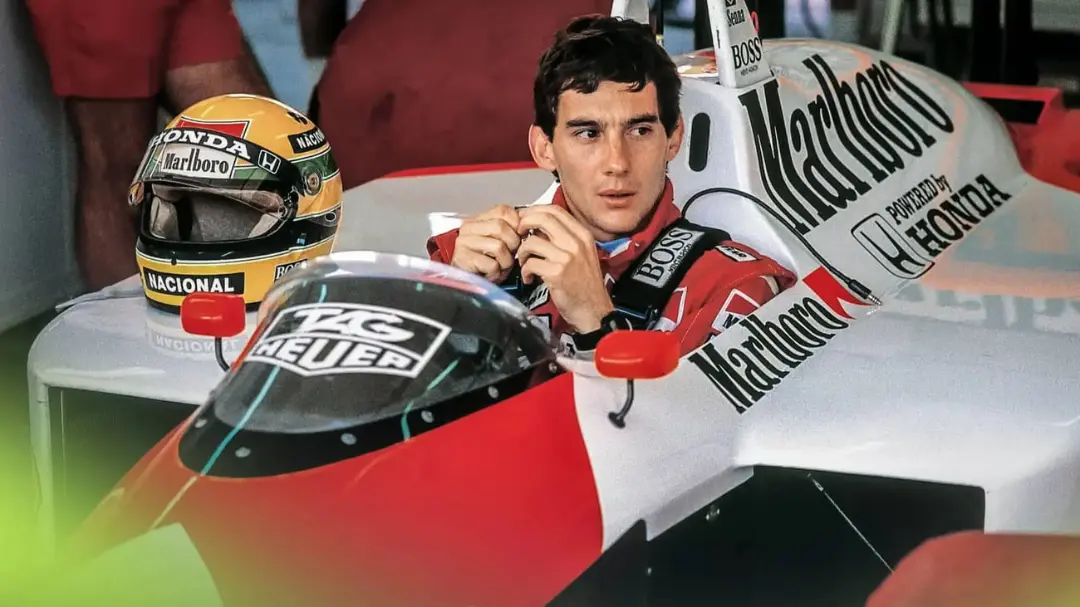 بروس مکلارن (Bruce McLaren) درون خودروی مسابقه‌ای با اسپانسر Marlboro
