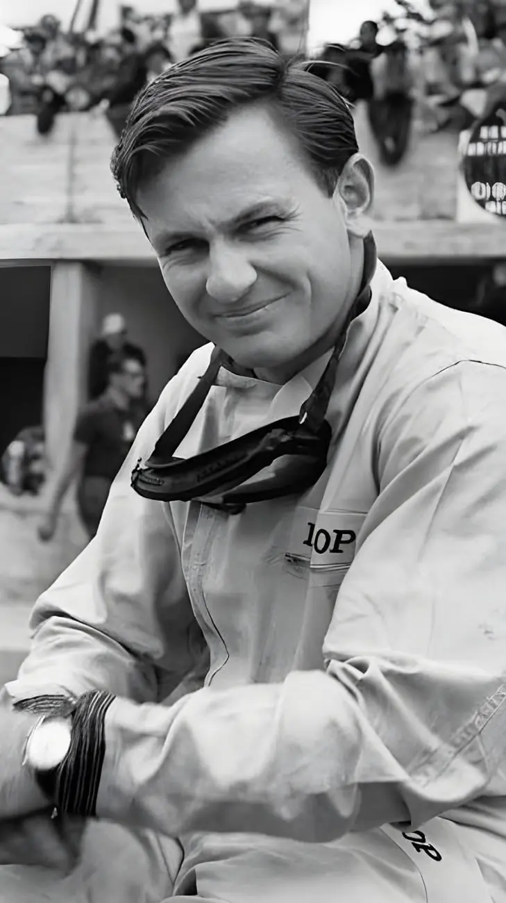 بروس مکلارن (Bruce McLaren) با لباس مخصوص مسابقات اتومبیل‌رانی