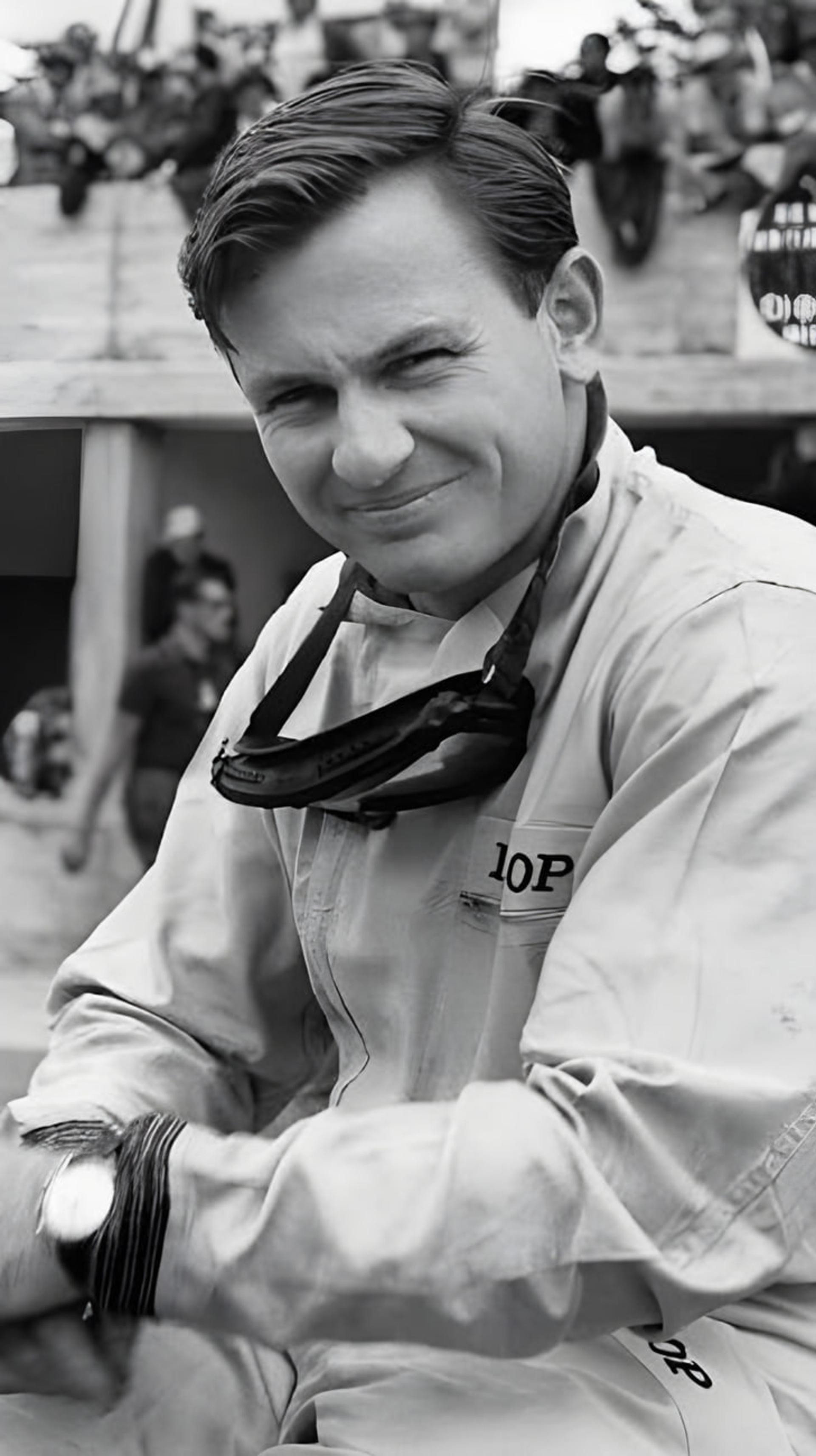 بروس مکلارن (Bruce McLaren) با لباس مخصوص مسابقات اتومبیلرانی
