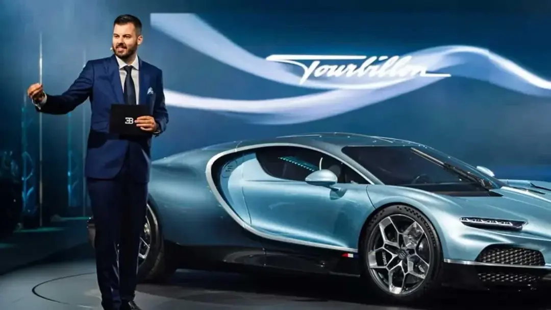 خودروی بوگاتی توربیون (Bugatti Tourbillon) با رنگ آبی متالیک در مراسم رونمایی