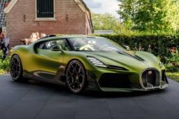خودروی بوگاتی برویارد (Bugatti Royale) با رنگ سبز مات در فضای باز