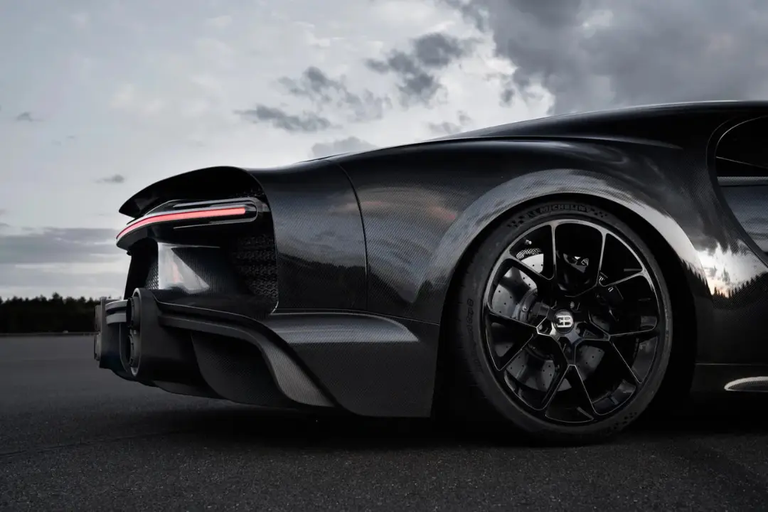 بدنه کربنی و چرخ‌های خودروی بوگاتی (Bugatti) در فضای باز