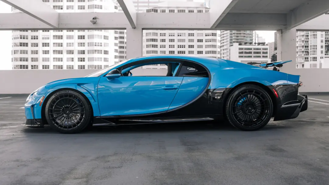 خودرو بوگاتی چیرون (Bugatti Chiron) با رنگ دوگانه آبی و مشکی در فضای باز