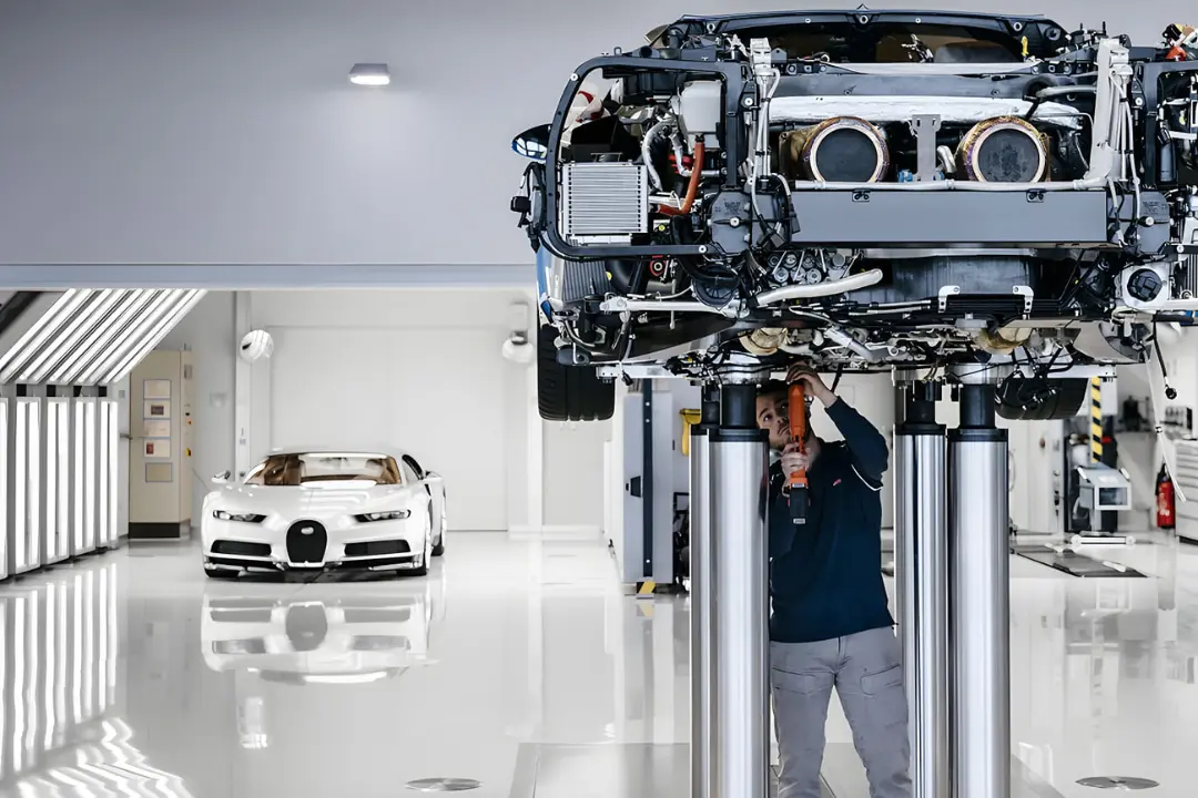 نمای زیرین بدنه بوگاتی شیرون (Bugatti Chiron) روی آسانسور تعمیراتی