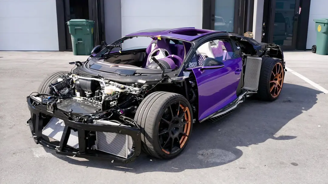 موتور و قطعات داخلی ابرخودروی بوگاتی شیرون (Bugatti Chiron) با بدنه بنفش