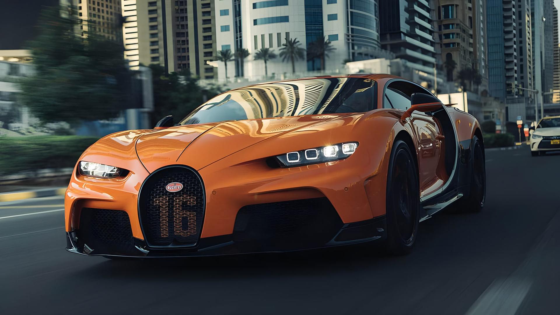 خودروی بوگاتی شیرون (Bugatti Chiron) نارنجی در حال حرکت در خیابان شهری