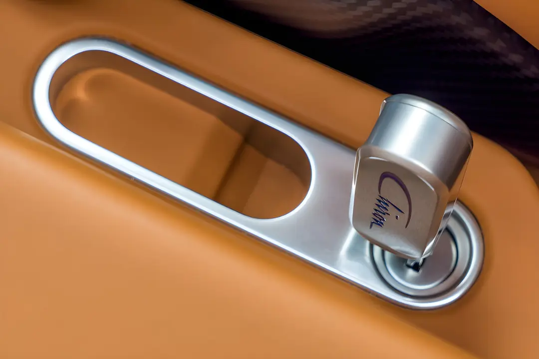 کلید دوم یا همان Speed Key در کنسول میانی خودروی بوگاتی شیرون (Bugatti Chiron)