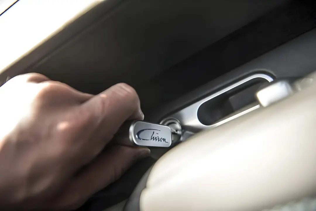 کلید دوم بوگاتی شیرون (Bugatti Chiron) در دست راننده برای فعال‌سازی نهایت سرعت