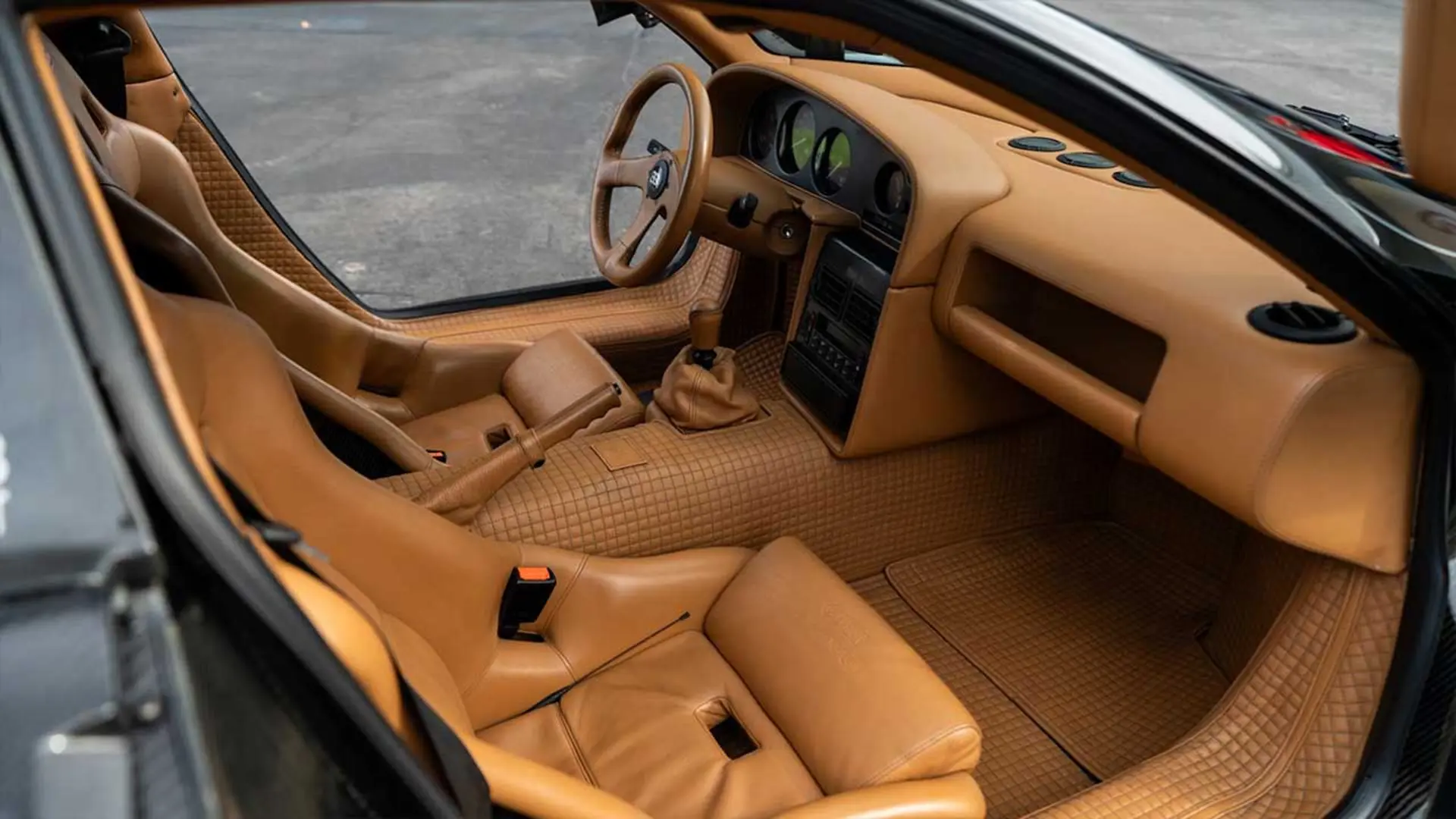 بوگاتی EB110 SS با بدنه فیبر کربنی