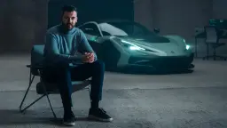 مدیر شرکت بوگاتی (Bugatti) در کنار خودروی اسپرت جدید در کارگاه