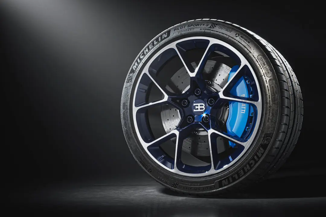 لاستیک میشلن (Michelin) و رینگ آبی رنگ خودروی بوگاتی (Bugatti)