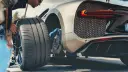 لاستیک خودروی بوگاتی (Bugatti) در کنار چرخ و ترمز خودرو