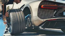 لاستیک خودروی بوگاتی (Bugatti) در کنار چرخ و ترمز خودرو
