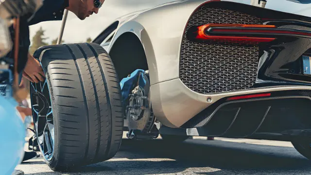 لاستیک خودروی بوگاتی (Bugatti) در کنار چرخ و ترمز خودرو