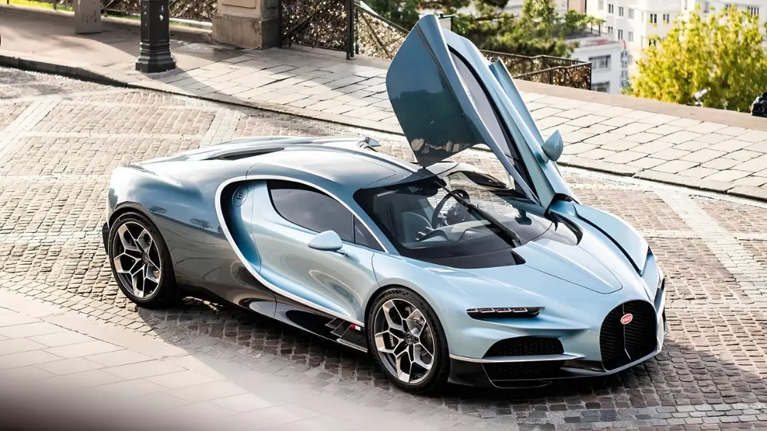 خودرو بوگاتی توربیون (Bugatti Turbine) با درب‌های بال‌مانند در فضای باز