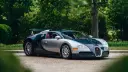 خودرو بوگاتی ویرون (Bugatti Veyron) با بدنه دو رنگ در فضای باز